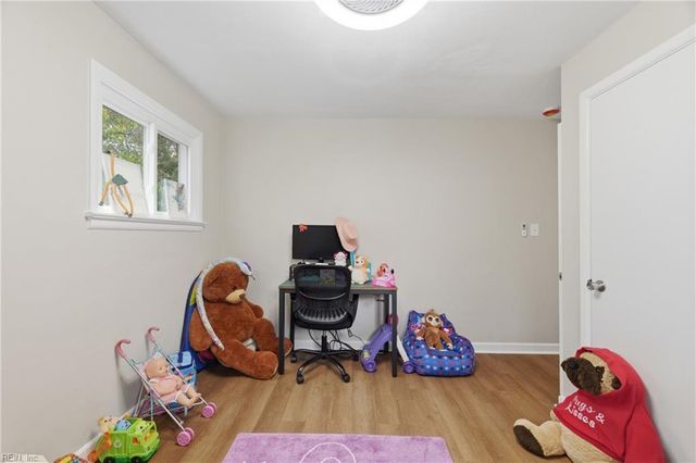 26 Woodhaven RD, Newport News, VA 23608