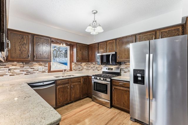 3907 Gresham Circle N, Oakdale, MN 55128