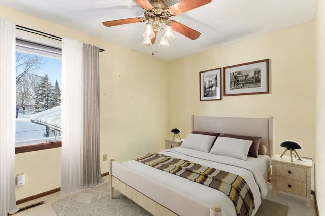 3907 Gresham Circle N, Oakdale, MN 55128