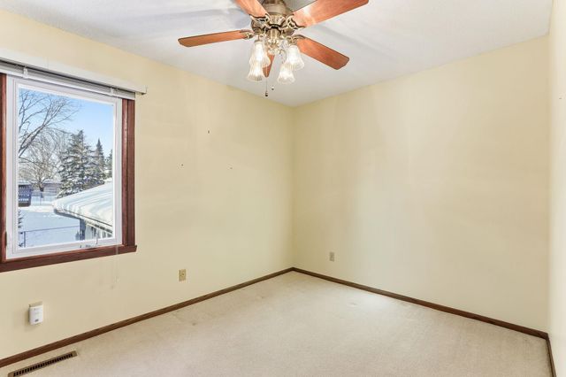 3907 Gresham Circle N, Oakdale, MN 55128