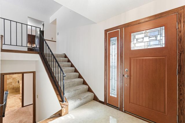 3907 Gresham Circle N, Oakdale, MN 55128