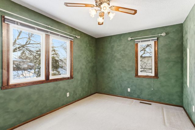 3907 Gresham Circle N, Oakdale, MN 55128