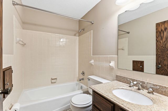 3907 Gresham Circle N, Oakdale, MN 55128