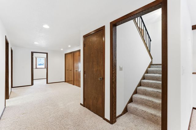 3907 Gresham Circle N, Oakdale, MN 55128