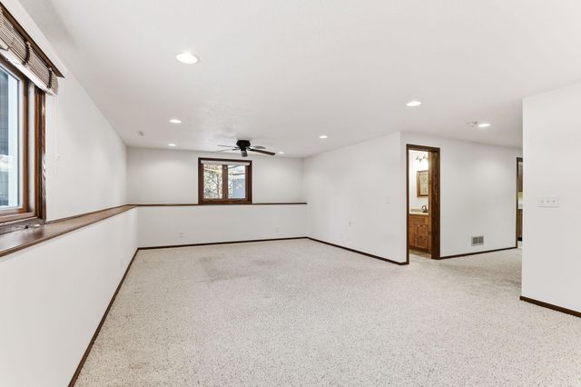 3907 Gresham Circle N, Oakdale, MN 55128