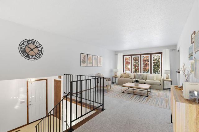 3907 Gresham Circle N, Oakdale, MN 55128