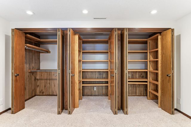 3907 Gresham Circle N, Oakdale, MN 55128