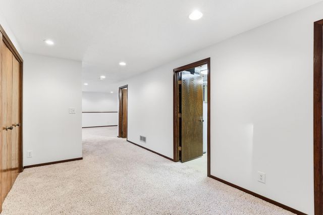 3907 Gresham Circle N, Oakdale, MN 55128