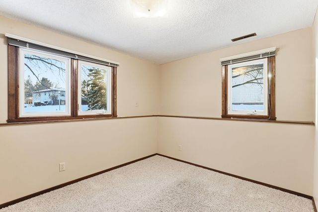 3907 Gresham Circle N, Oakdale, MN 55128