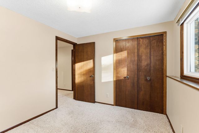 3907 Gresham Circle N, Oakdale, MN 55128