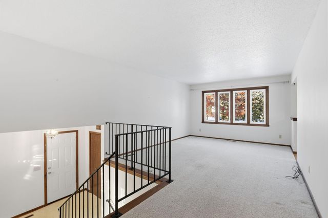 3907 Gresham Circle N, Oakdale, MN 55128