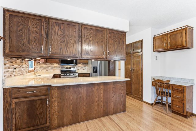 3907 Gresham Circle N, Oakdale, MN 55128