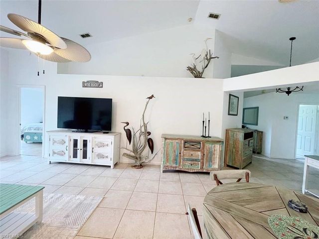 2037 Crown Pointe BLVD, Naples, FL 34112