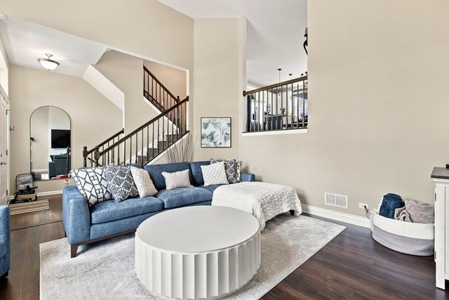 267 Garrett Circle, Carol Stream, IL 60188