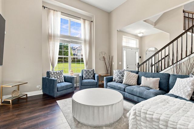 267 Garrett Circle, Carol Stream, IL 60188