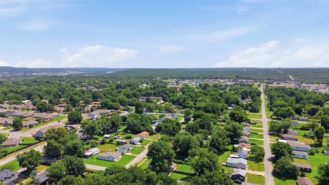 3906 S Maple Avenue, Sand Springs, OK 74063