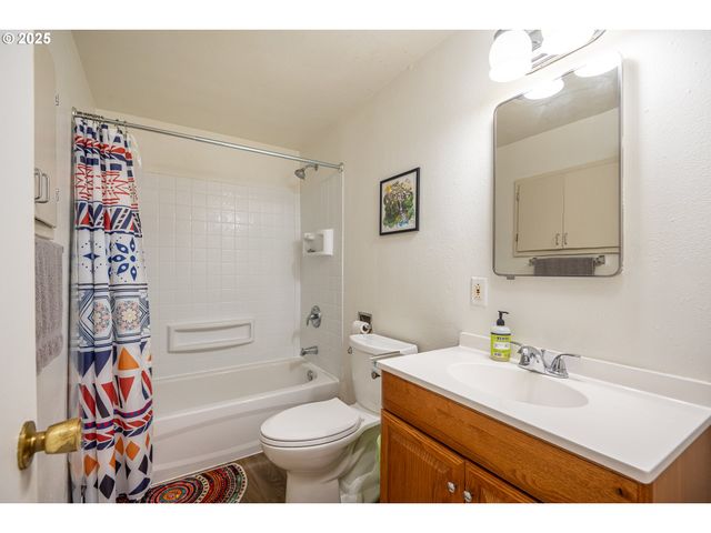 729 J St, Springfield, OR 97477