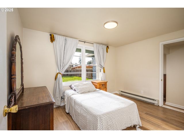 729 J St, Springfield, OR 97477