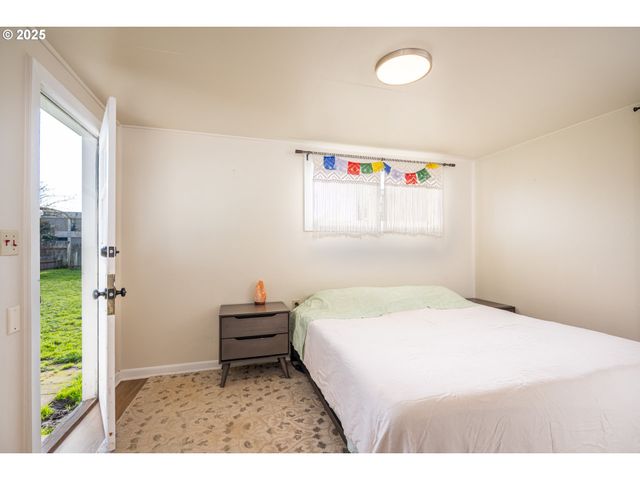 729 J St, Springfield, OR 97477