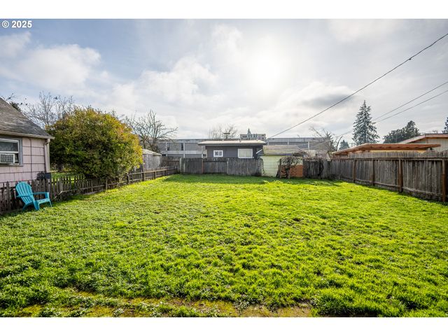 729 J St, Springfield, OR 97477