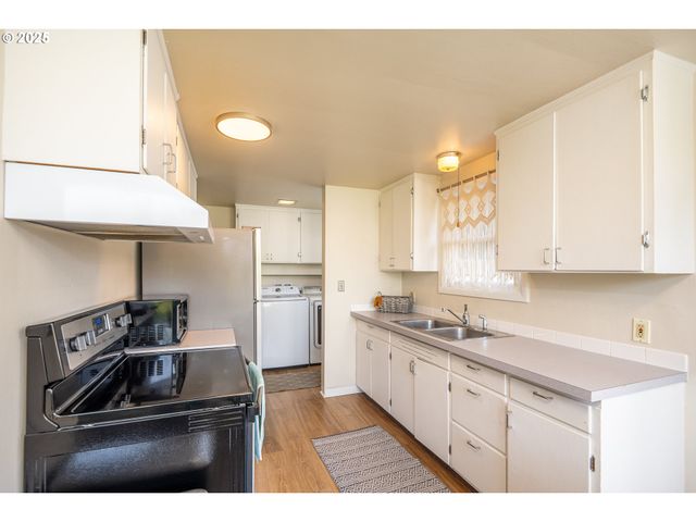 729 J St, Springfield, OR 97477