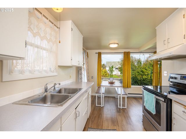 729 J St, Springfield, OR 97477