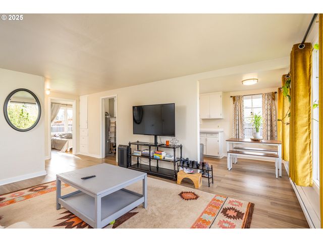 729 J St, Springfield, OR 97477