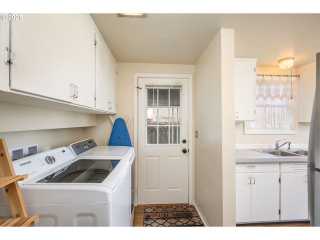 729 J St, Springfield, OR 97477