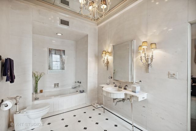 1242 N Lake Shore Drive 25, Chicago, IL 60611