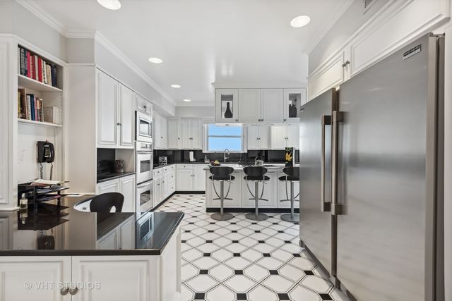 1242 N Lake Shore Drive 25, Chicago, IL 60611
