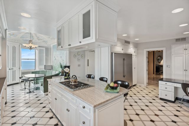 1242 N Lake Shore Drive 25, Chicago, IL 60611