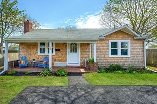32 Washington Ave Ext, Barnstable, MA 02601