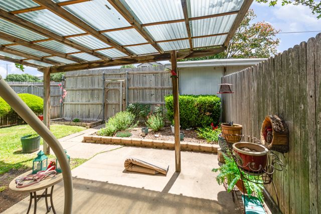 208 E Amberway Lane, Garland, TX 75040