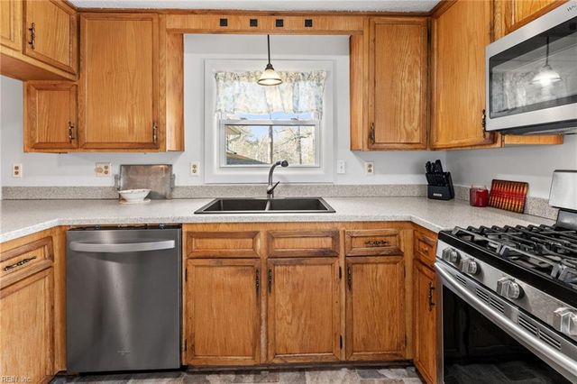 5288 Creekwood LN, Gloucester, VA 23061