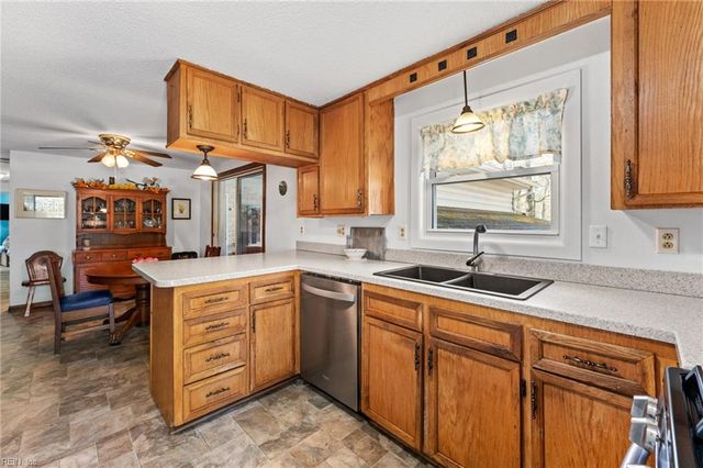 5288 Creekwood LN, Gloucester, VA 23061