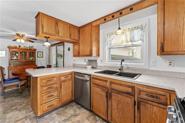5288 Creekwood LN, Gloucester, VA 23061