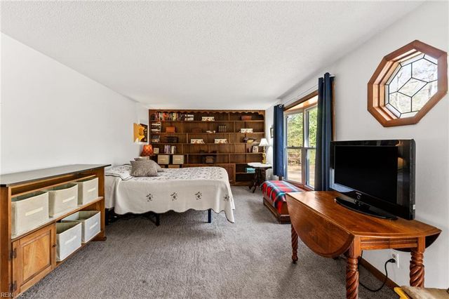 5288 Creekwood LN, Gloucester, VA 23061