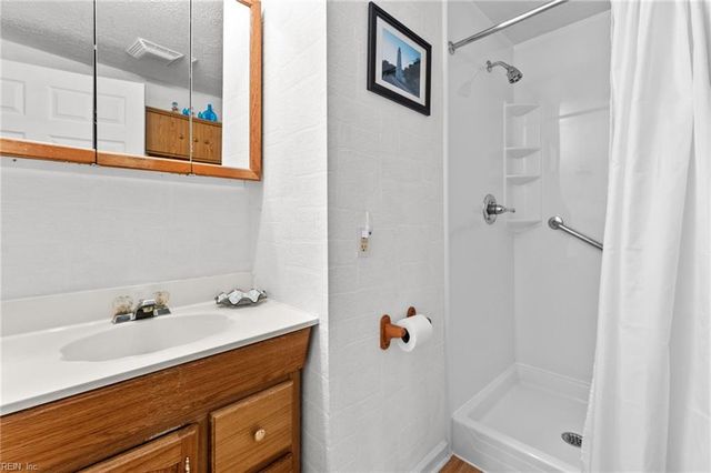 5288 Creekwood LN, Gloucester, VA 23061