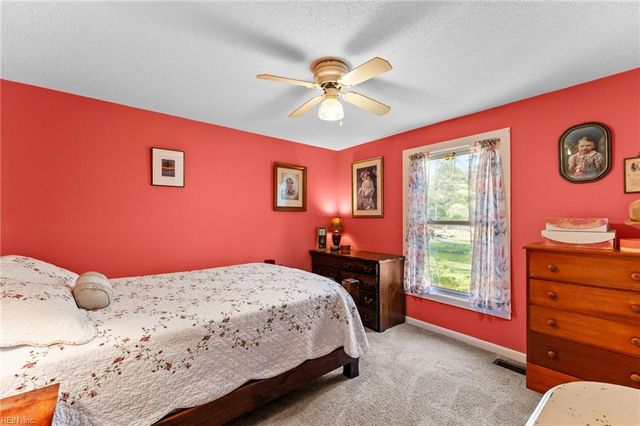 5288 Creekwood LN, Gloucester, VA 23061