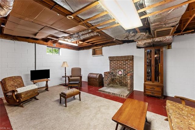 5288 Creekwood LN, Gloucester, VA 23061