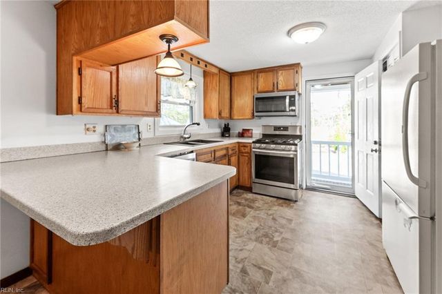 5288 Creekwood LN, Gloucester, VA 23061