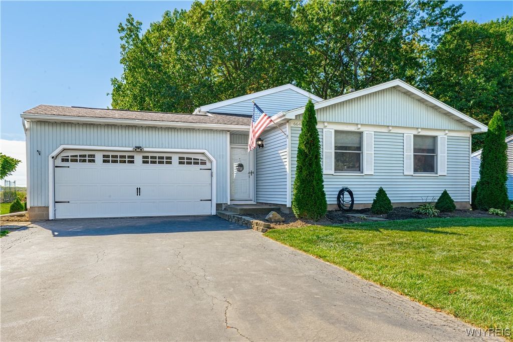 6640 Royal Parkway South, Lockport Town, NY 14094