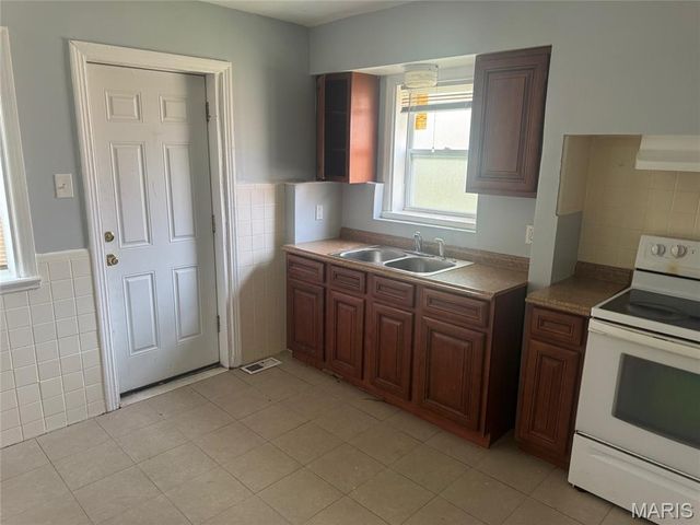 37 Lee Avenue, Ferguson, MO 63135