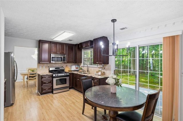 1075 Hidden Pond Lane, Roswell, GA 30075