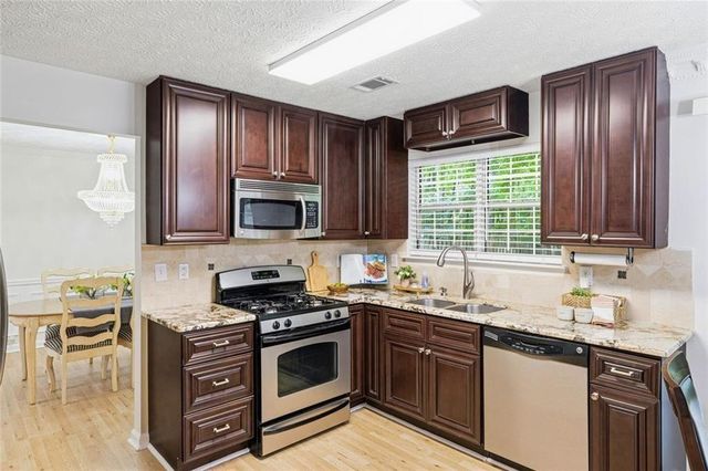 1075 Hidden Pond Lane, Roswell, GA 30075