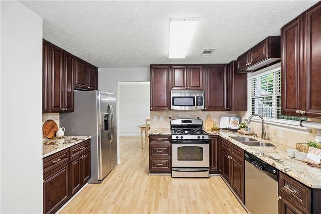 1075 Hidden Pond Lane, Roswell, GA 30075