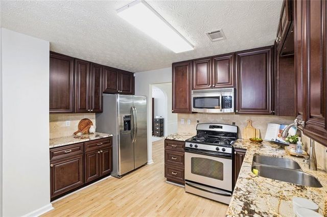 1075 Hidden Pond Lane, Roswell, GA 30075