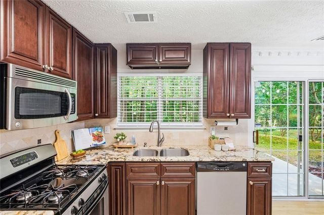 1075 Hidden Pond Lane, Roswell, GA 30075