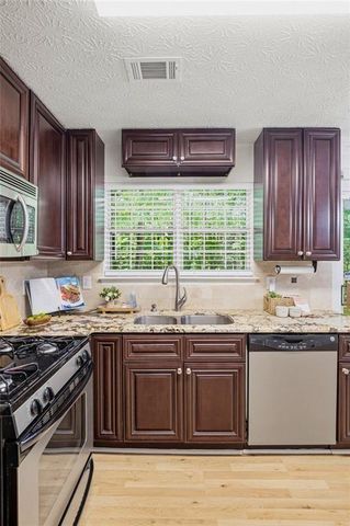 1075 Hidden Pond Lane, Roswell, GA 30075