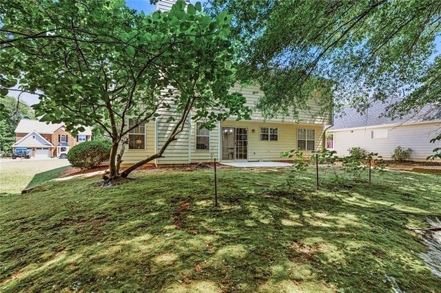 1075 Hidden Pond Lane, Roswell, GA 30075